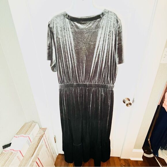 Terra & Sky Charcoal Grey Black Tiered Ruffled V-Neck Velvet Midi Dress 2X - Picture 9 of 12